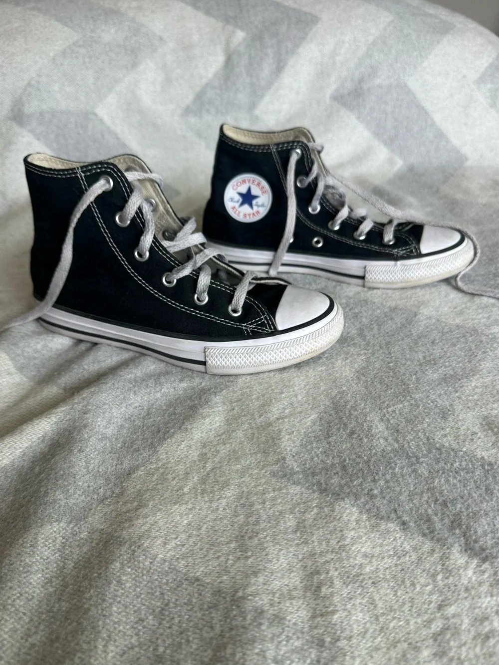 Converse Kids size 1 Classic Chuck Taylor High Top